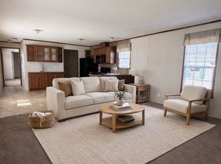 220 Lakeshore Cir, Oxford, MI 48371