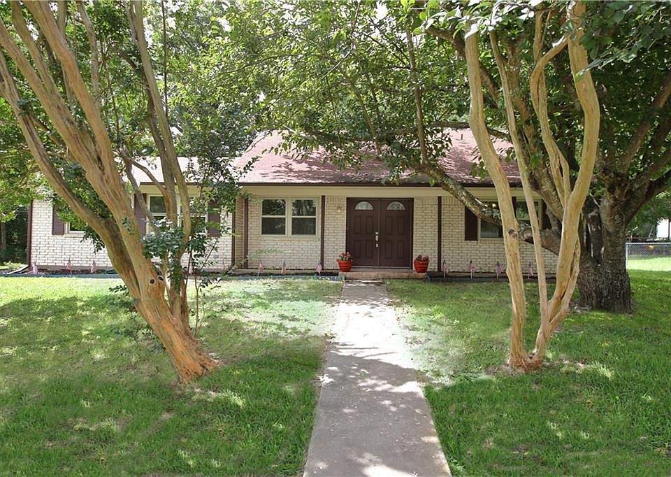 1st image of 304 Lakewood Dr