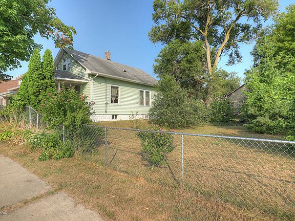 3rd image of 1069 Woodrow Ave NW