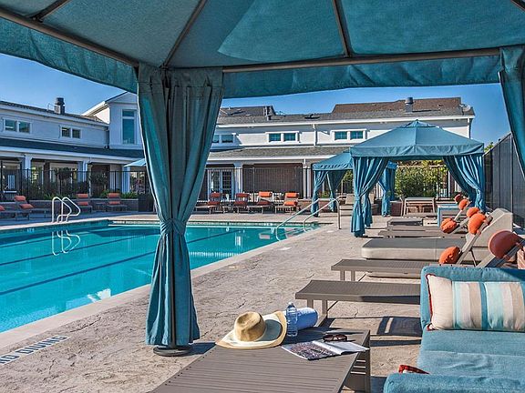 Access to pool / spa / lounge area in nearby clubhouse