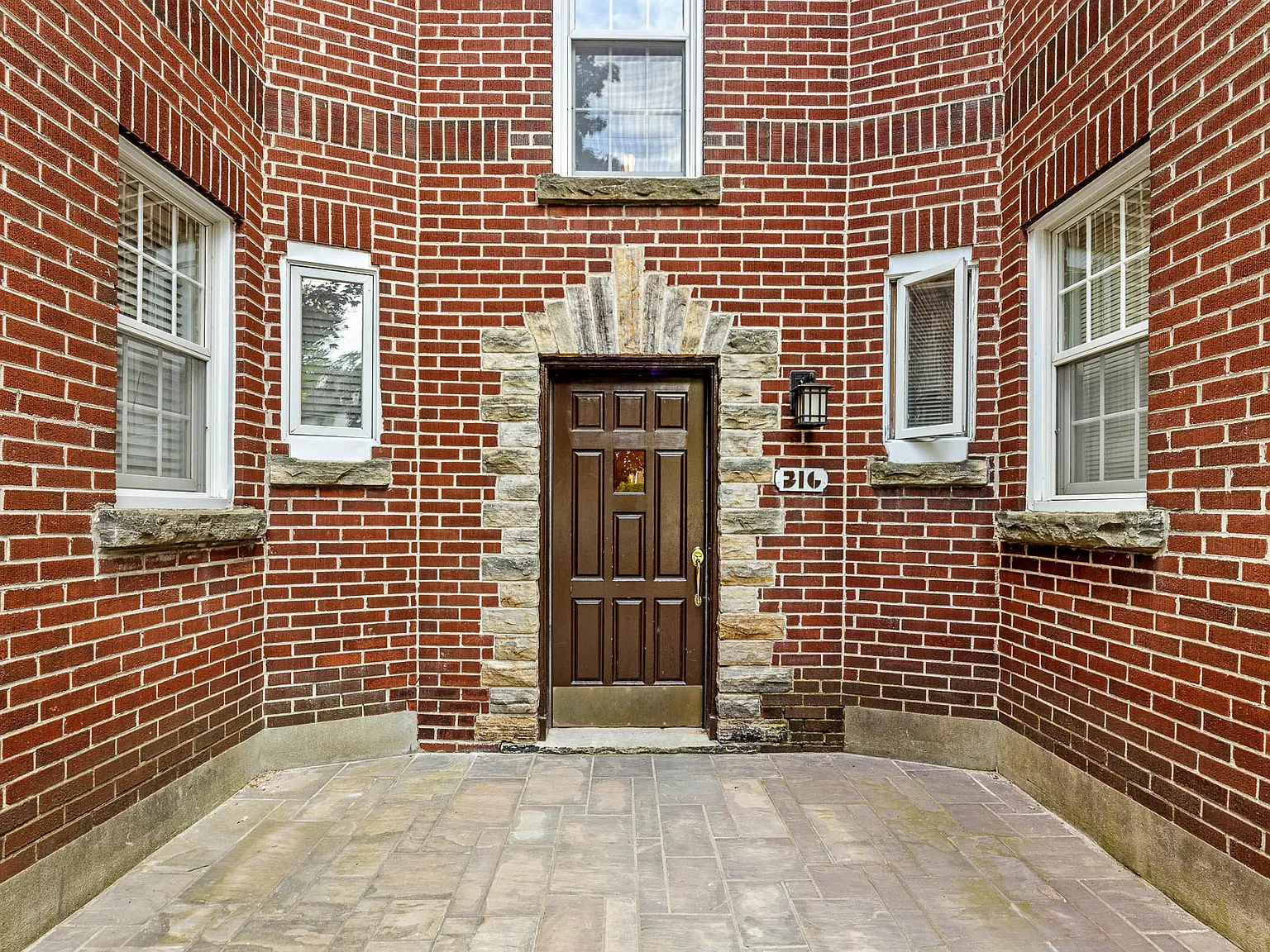 216 Rideau Terrace — Photo 2