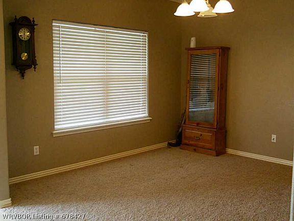 4th image of 8215 NE Belmont Dr