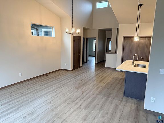 5th image of 2810 E Hazelnut St