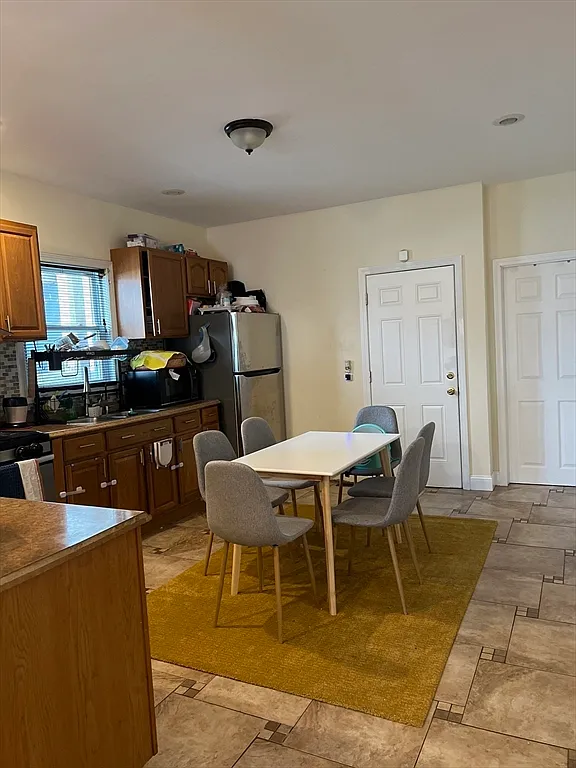 2 bed, 1.0 bath, 5000 sqft, $2,300 — Photo 3