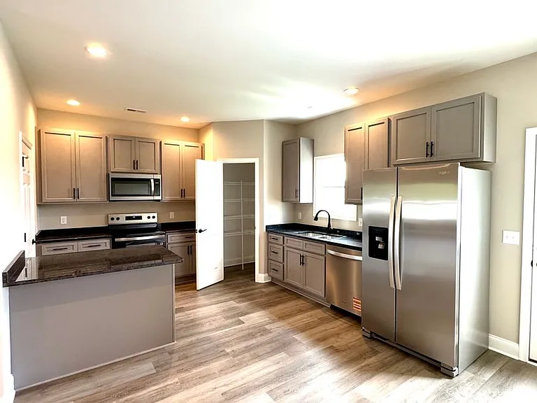 678 Zephyr Dr — Photo 3