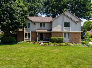 25328 Surrey Ln, Farmington Hills, MI 48335