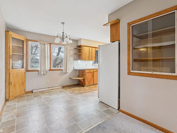 5th image of 605 S Locust St