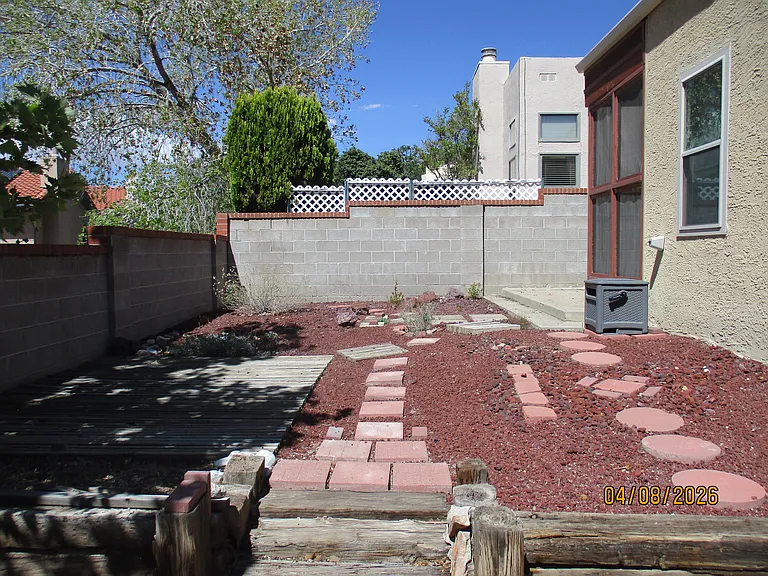 10409 Camino Del Oso NE — Photo 31
