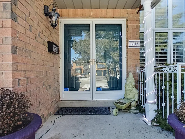 1814 Rosebank Rd — Photo 2