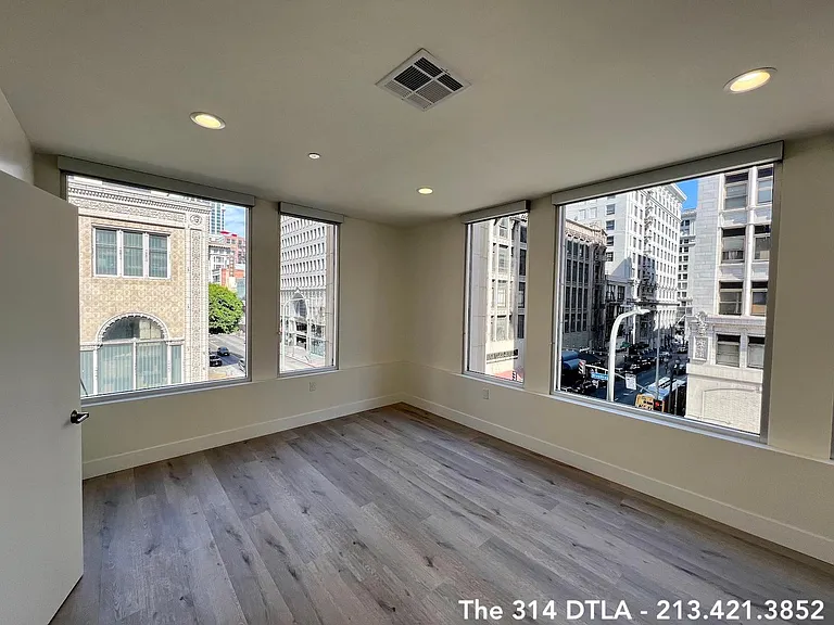 314 W 6th St #305 — Photo 5
