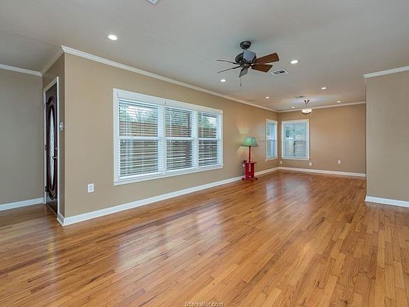 3rd image of 1525 Woodland Dr