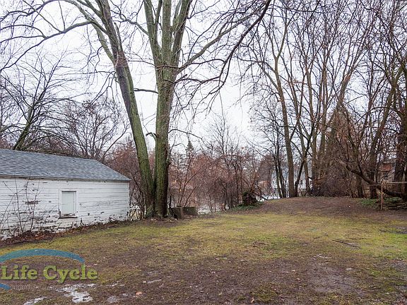 2nd image of 916 Diamond Ave NE