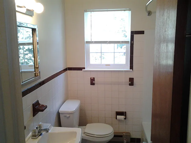 382 W Chestnut St — Photo 7