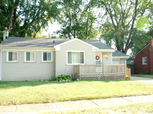 4405 E Cheeseman Ave W, Waterford, MI 48329