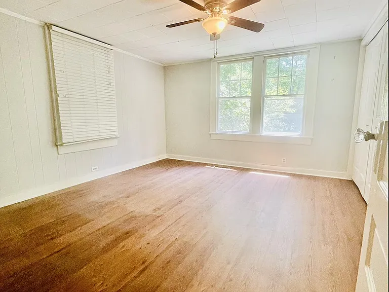 504 N Poplar St — Photo 13