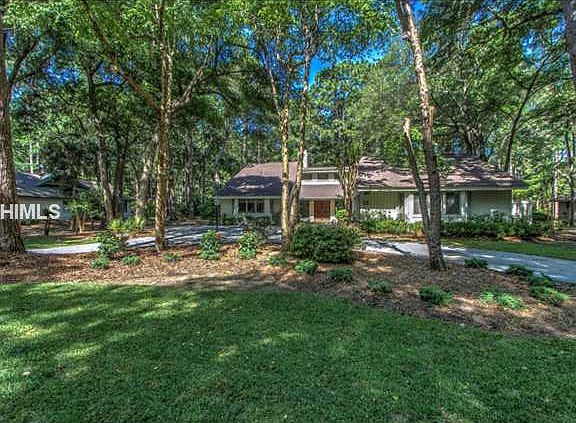 2nd image of 52 Crooked Pond Dr