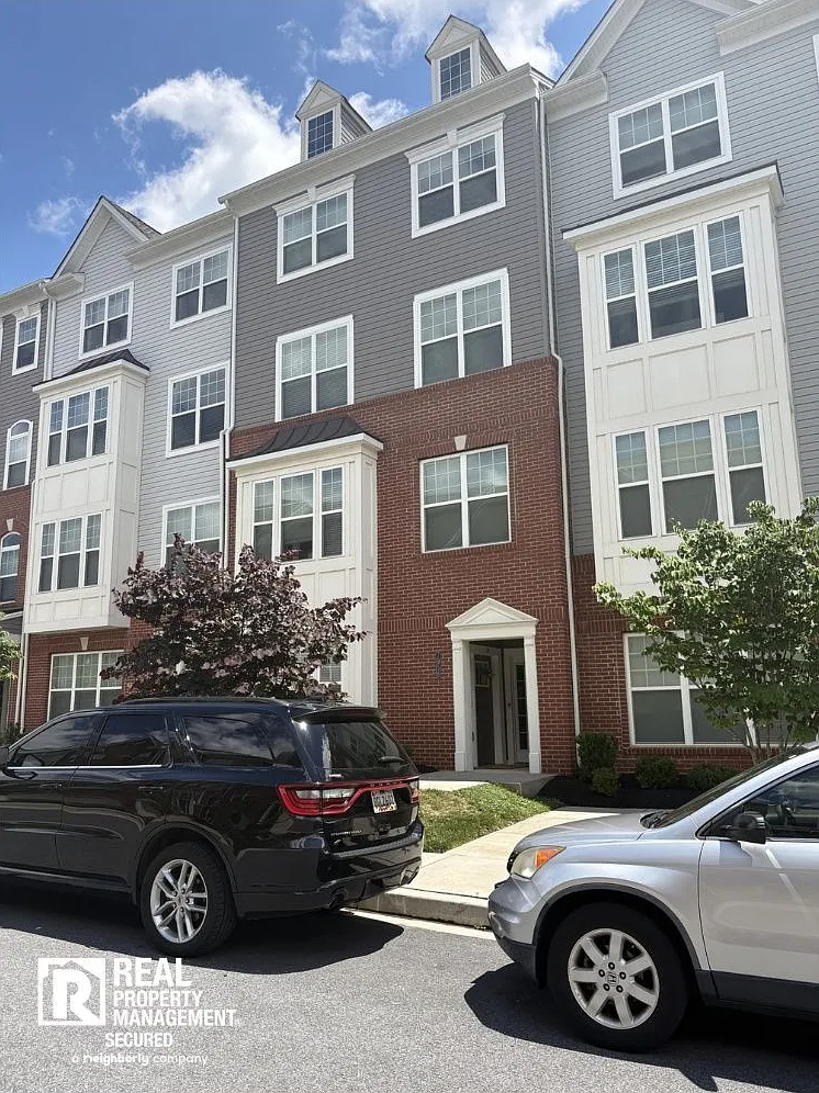 3 bed, 2.5 bath, $3,950 — Photo 1