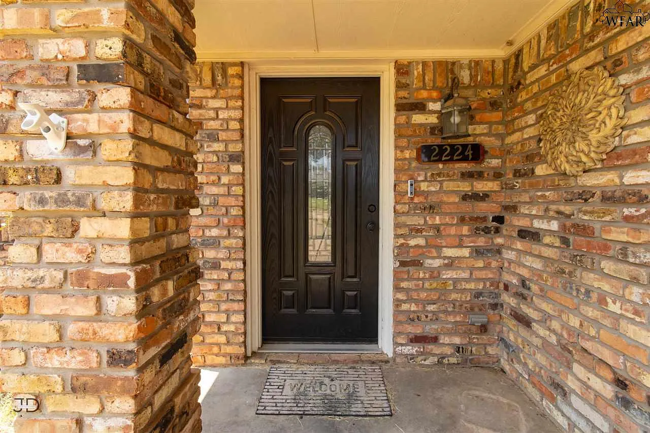 3 bed, 2.0 bath, 1586 sqft, $2,295 — Photo 2