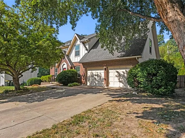 104 Brookwood Ct, Lansing, KS 66043