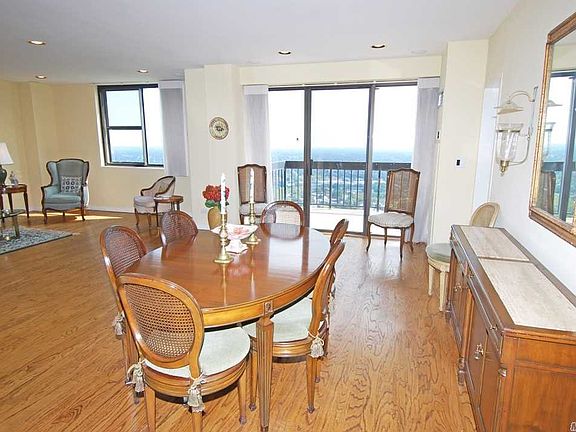 3rd image of 27010 Grand Central Pkwy APT 33W