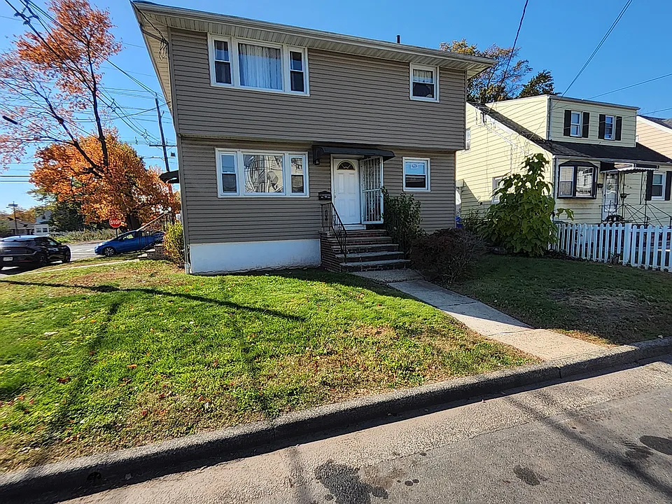1001 John St
