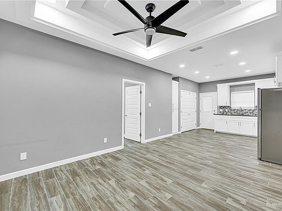 4th image of 428 Acacia St