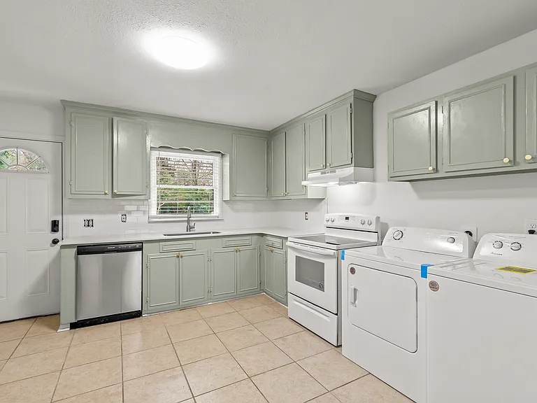 303 Springdale Dr #B — Photo 8