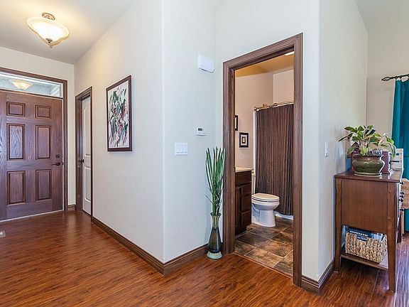 Entry w/access to bed/bath