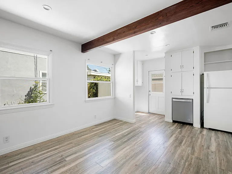 6438 Densmore Ave — Photo 7