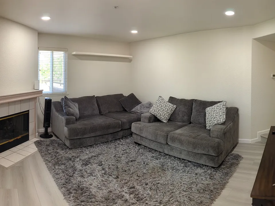 Living room pic 1