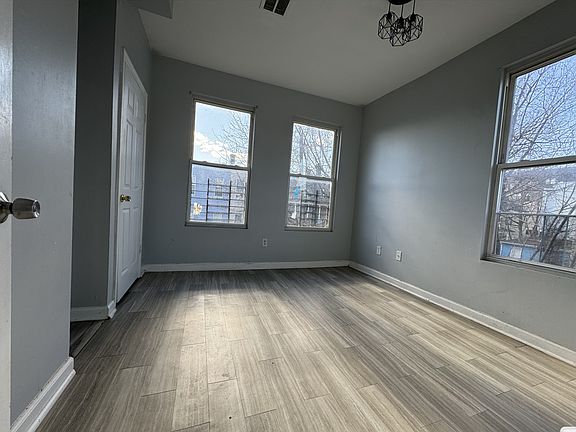 3rd image of 625 Bramhall Ave #2R