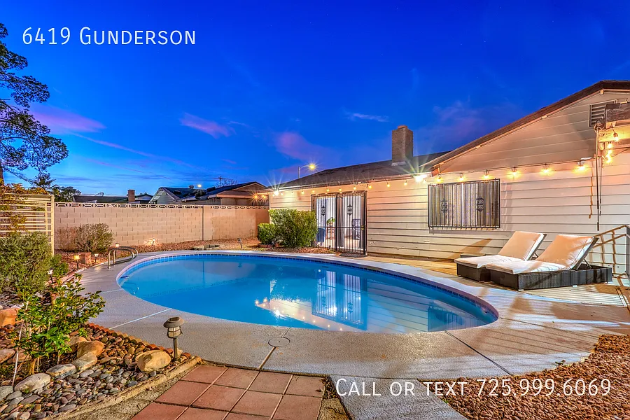 Stylish Vegas Haven: Pool, BBQ & Close to Strip — Photo 1