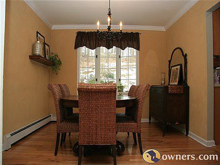 Dining Room w/ crown molding