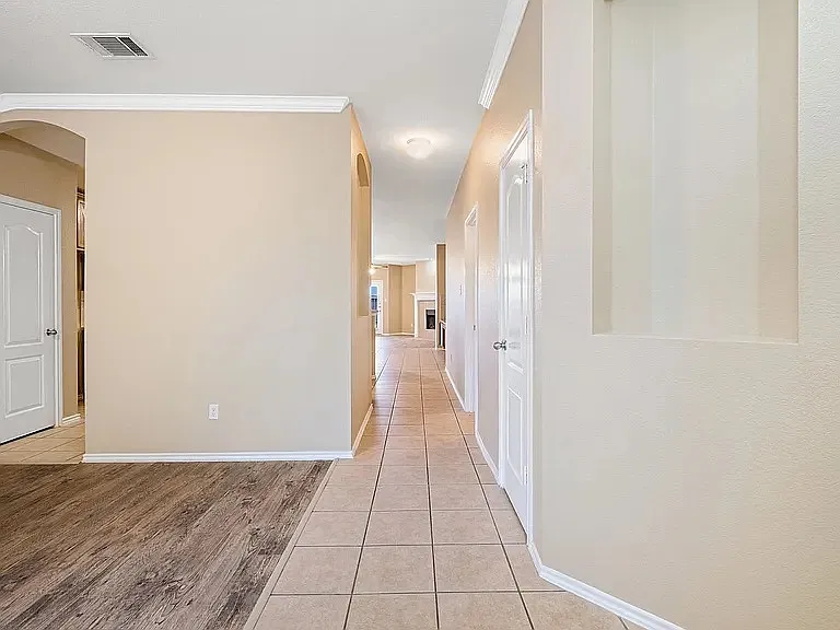 4 bed, 2073 sqft, $2,342 — Photo 4