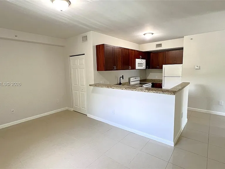909 SW 15th Ave #1 — Photo 3