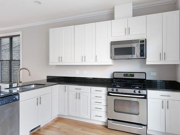5th image of 2818 W Dickens Ave