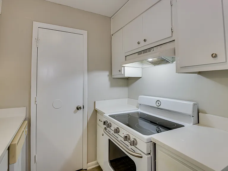 Emmanuel Place Apartments — Photo 7