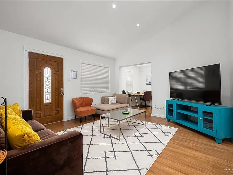 1119 Barnes St — Photo 3