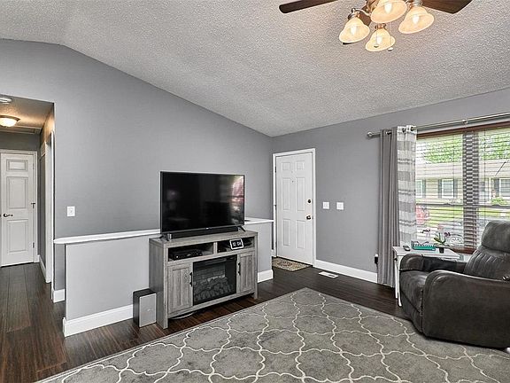 4th image of 1354 Half Moon Dr