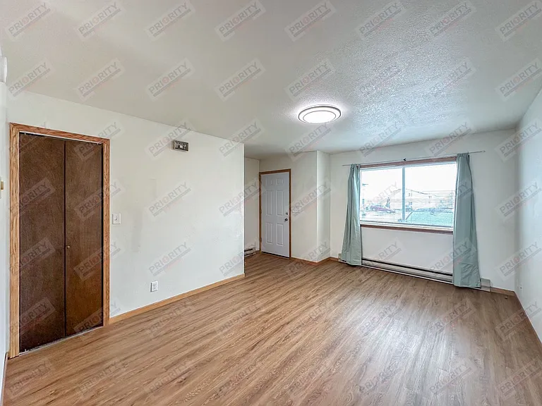 1409 E 12th St — Photo 5