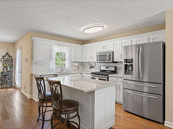4th image of 404 Southwinds Dr