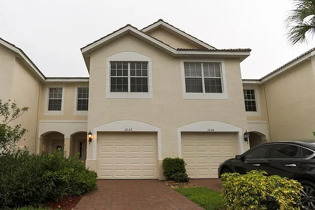 Available Nov 01 - Beautiful 3-bedroom, 2.5-bath townhome with attached garage in the heart of Na... — Photo 1
