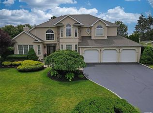 33 Island Trl, Mount Sinai, NY 11766