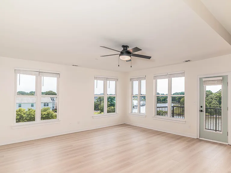 2221 Pretty Lake Ave — Photo 9