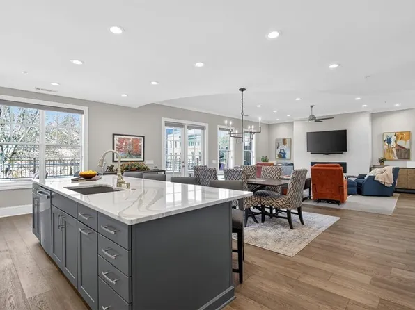 8255 Main St, Woodstock, GA 30188