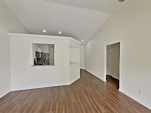 3 bed, 2.0 bath, 1239 sqft, $2,220 — Photo 4
