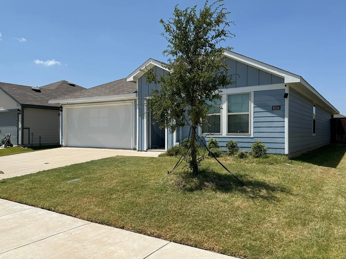 4 bed, 2.0 bath, 1784 sqft, $1,999 — Photo 2