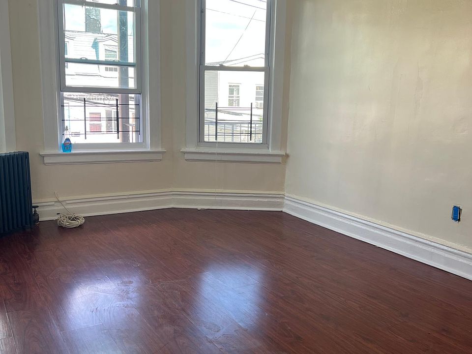 1st image of 7 Jones Pl #1N