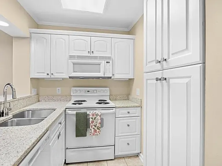 Kitchen - refrigerator, 4-burner stove, oven, microwave, dishwasher