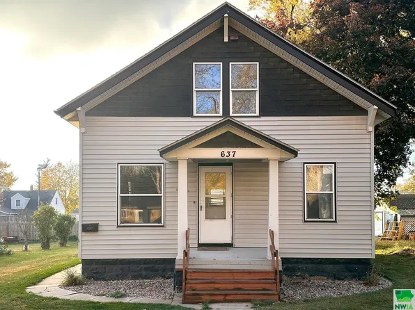 637 1st Ave NE, Sioux Center, IA 51250